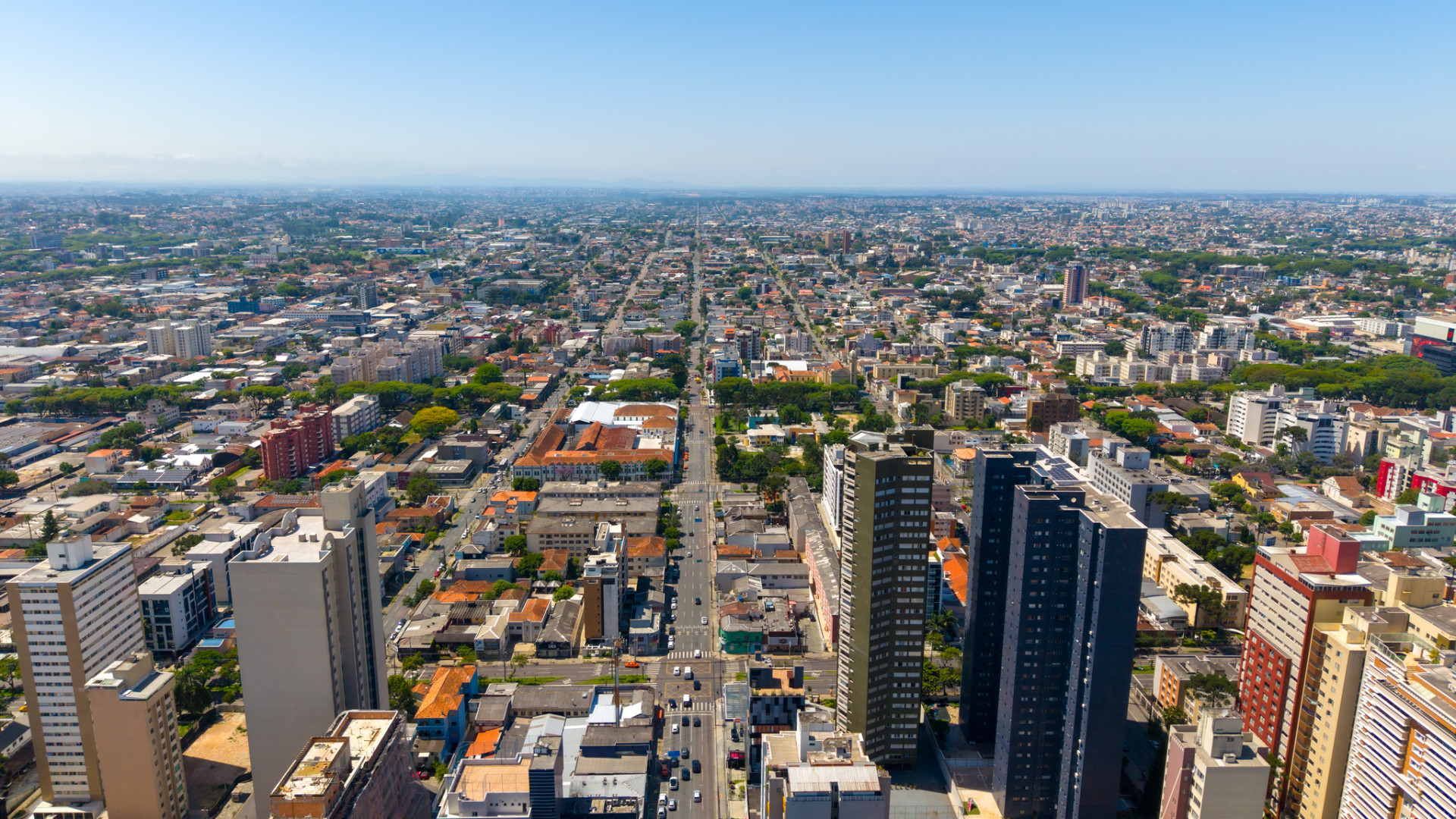 Vista aérea de Curitiba e seus bairros urbanos